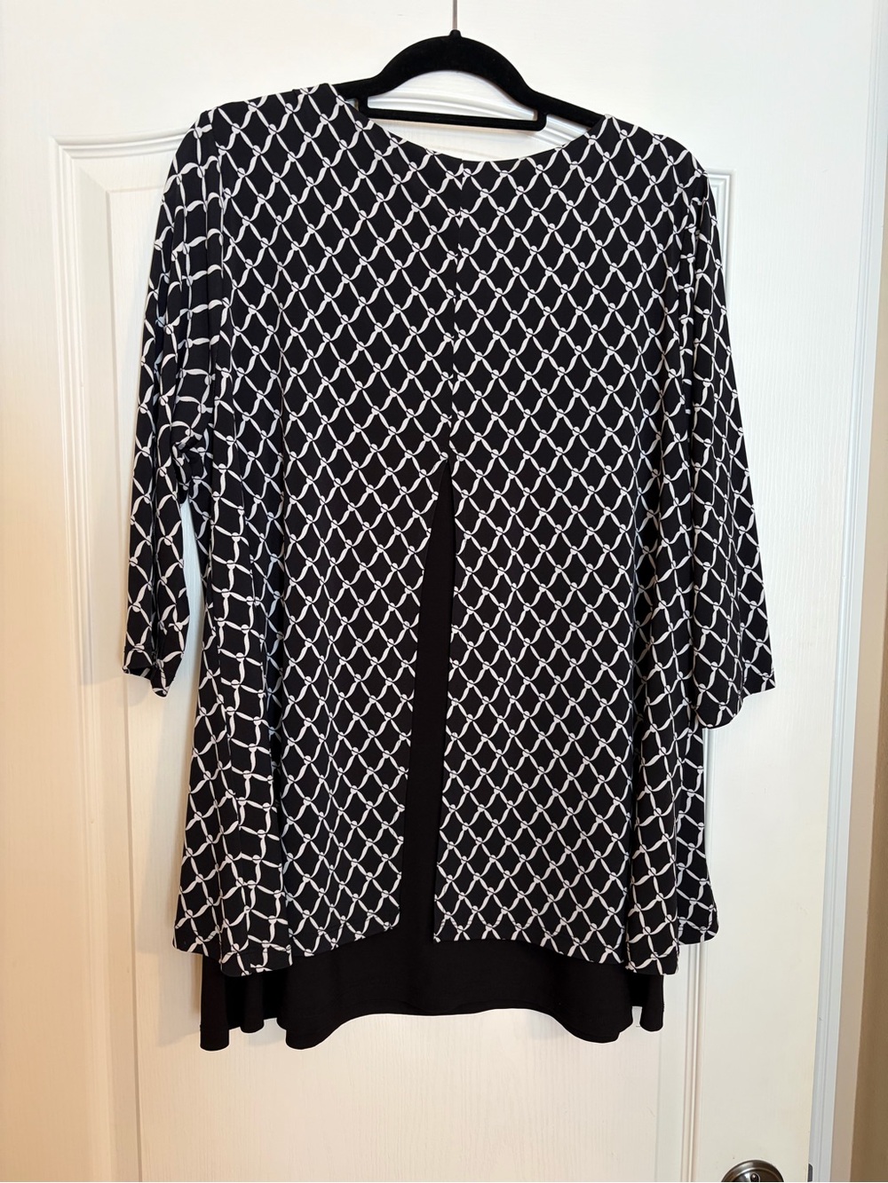Karen Kane Black & White Patterned Scoop Neck 1X Tunic Top - Picture 2 of 8